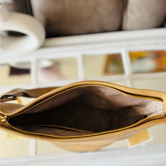 π MICHAEL KORS shoulder/crossbody leather bag. Retail $298 - Picture 5 of 8